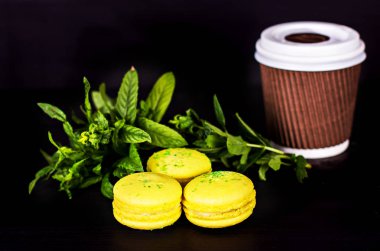 Siyah bir arka plan üzerinde klasik Fransızca macaroons