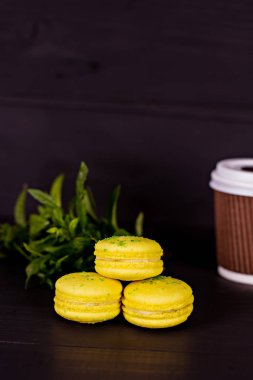 Siyah bir arka plan üzerinde klasik Fransızca macaroons