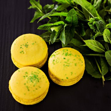 Siyah bir arka plan üzerinde klasik Fransızca macaroons