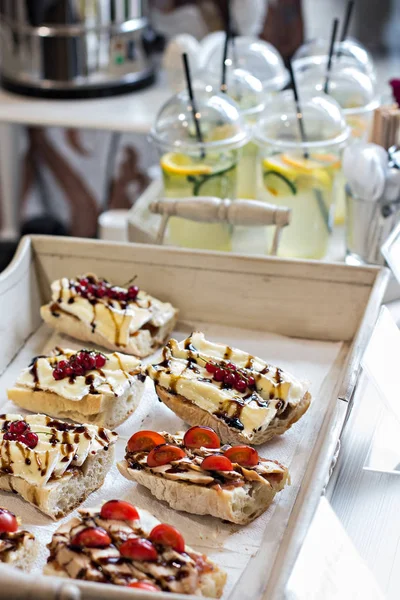 Limonata ve sandviç bir partide. Bir tablo ile atıştırmalıklar. 