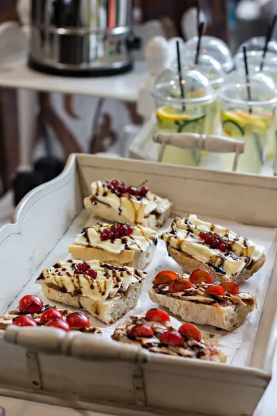 Limonata ve sandviç bir partide. Bir tablo ile atıştırmalıklar. 