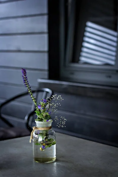 Букет полевых цветов на столе . — стоковое фото