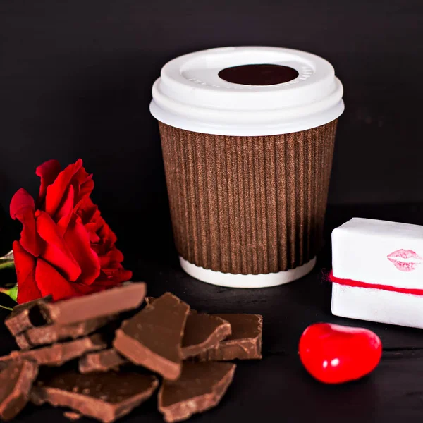 Bir bardak kahve, çikolata, kırmızı bir gül, bir hediye. 