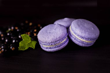Siyah bir arka plan üzerinde klasik Fransızca macaroons