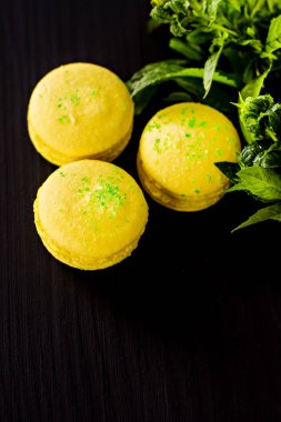 Siyah bir arka plan üzerinde klasik Fransızca macaroons