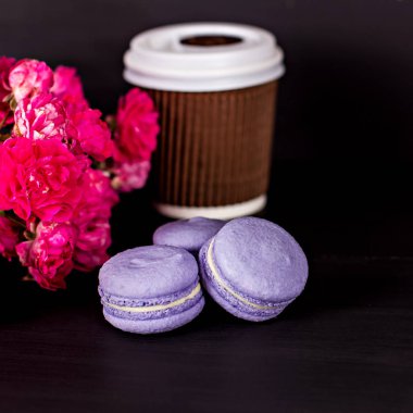 Siyah bir arka plan üzerinde klasik Fransızca macaroons