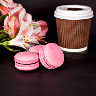 Siyah bir arka plan üzerinde klasik Fransızca macaroons