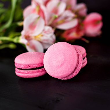 Siyah bir arka plan üzerinde klasik Fransızca macaroons