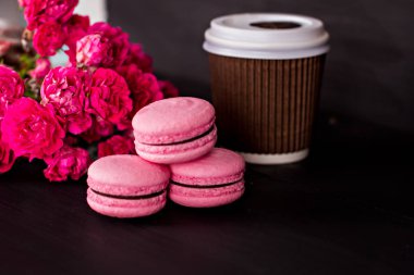 Siyah bir arka plan üzerinde klasik Fransızca macaroons