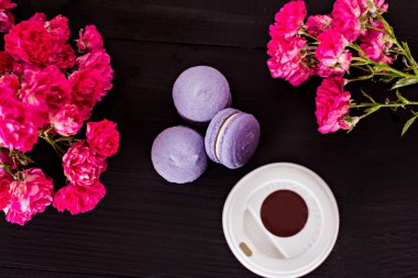 Siyah bir arka plan üzerinde klasik Fransızca macaroons