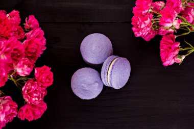 Siyah bir arka plan üzerinde klasik Fransızca macaroons