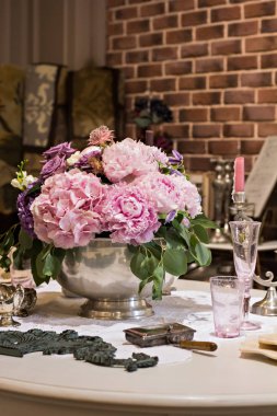 Ortanca. Masanın üzerine güzel bir buket.