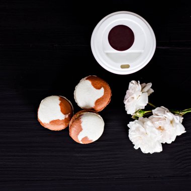 Siyah bir arka plan üzerinde klasik Fransızca macaroons