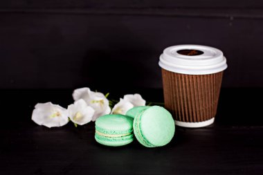 Siyah bir arka plan üzerinde klasik Fransızca macaroons