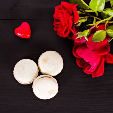 Siyah bir arka plan üzerinde klasik Fransızca macaroons