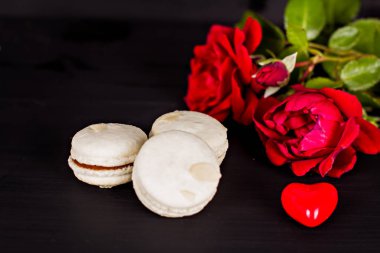 Siyah bir arka plan üzerinde klasik Fransızca macaroons