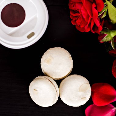 Siyah bir arka plan üzerinde klasik Fransızca macaroons