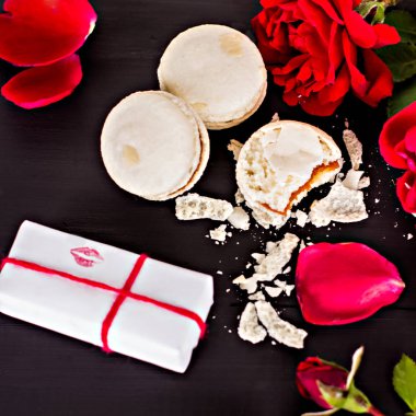 Siyah bir arka plan üzerinde klasik Fransızca macaroons