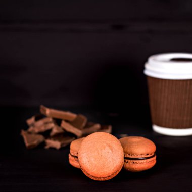 Siyah bir arka plan üzerinde klasik Fransızca macaroons