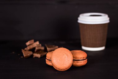 Siyah bir arka plan üzerinde klasik Fransızca macaroons