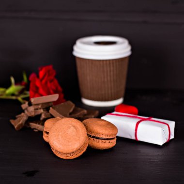 Siyah bir arka plan üzerinde klasik Fransızca macaroons