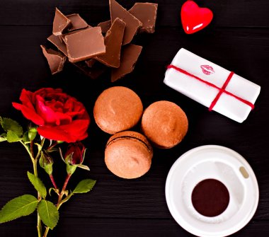 Siyah bir arka plan üzerinde klasik Fransızca macaroons