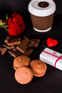 Siyah bir arka plan üzerinde klasik Fransızca macaroons