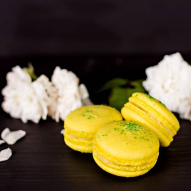 Siyah bir arka plan üzerinde klasik Fransızca macaroons