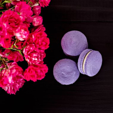 Siyah bir arka plan üzerinde klasik Fransızca macaroons