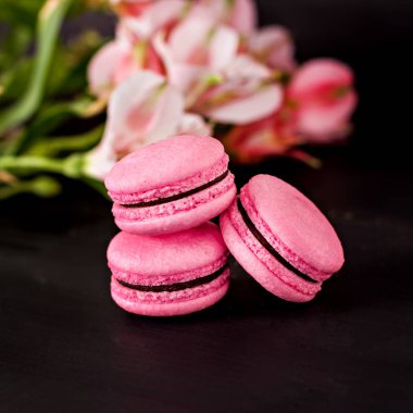 Siyah bir arka plan üzerinde klasik Fransızca macaroons