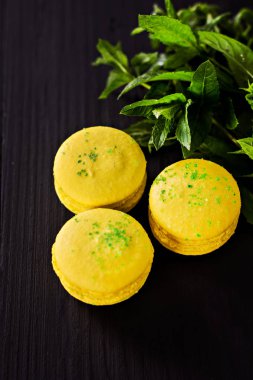 Siyah bir arka plan üzerinde klasik Fransızca macaroons