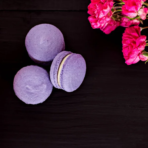 Siyah bir arka plan üzerinde klasik Fransızca macaroons