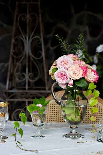 束美丽的玫瑰插在花瓶在桌子上. — 图库照片