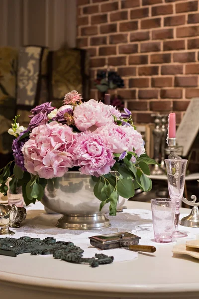 Ortanca. Masanın üzerine güzel bir buket.