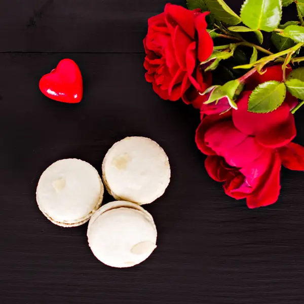 Siyah bir arka plan üzerinde klasik Fransızca macaroons