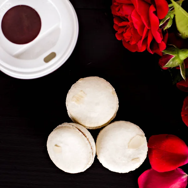 Siyah bir arka plan üzerinde klasik Fransızca macaroons