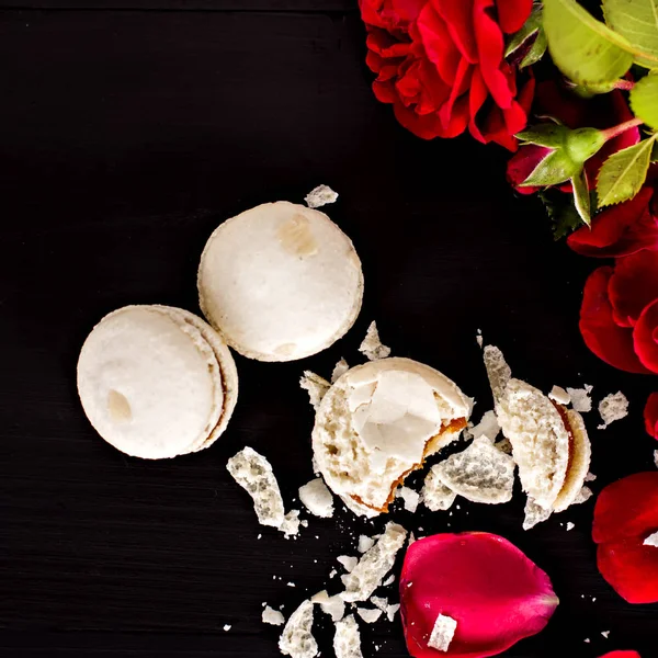 Siyah bir arka plan üzerinde klasik Fransızca macaroons