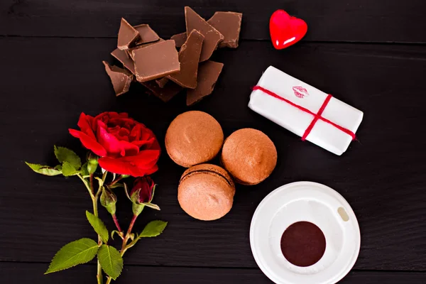 Siyah bir arka plan üzerinde klasik Fransızca macaroons