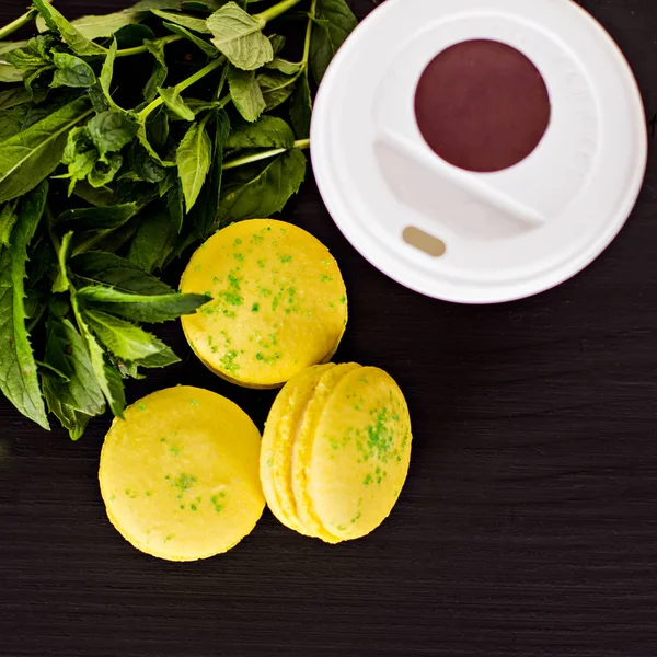 Siyah bir arka plan üzerinde klasik Fransızca macaroons