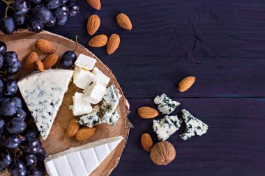 Şarap için abur cubur. Üzüm, peynir, fındık, zeytin.