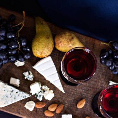 Kırmızı şarap ve aperatifler. Şarap, üzüm, peynir, fındık, zeytin. Romantik akşam, Natürmort.