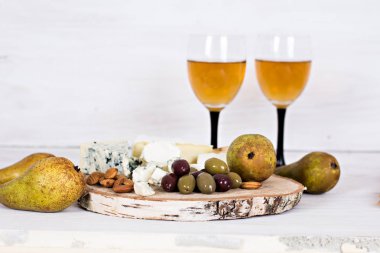  Beyaz şarap ve aperatifler. Şarap, üzüm, peynir, fındık, zeytin. Romantik akşam, Natürmort.