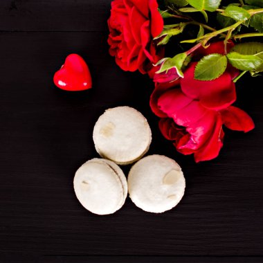 Siyah bir arka plan üzerinde klasik Fransızca macaroons