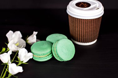 Siyah bir arka plan üzerinde klasik Fransızca macaroons