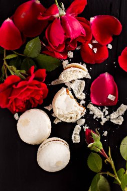 Siyah bir arka plan üzerinde klasik Fransızca macaroons