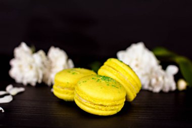 Siyah bir arka plan üzerinde klasik Fransızca macaroons