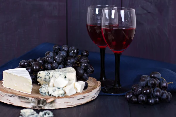 Vino rosso e snack. Vino, uva, formaggio, noci, olive. Serata romantica, natura morta . — Foto Stock
