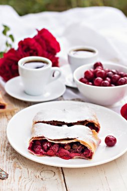 Bir kiraz ile meyveli turta. Vişneli tart.