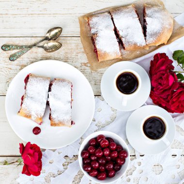 Bir kiraz ile meyveli turta. Vişneli tart.