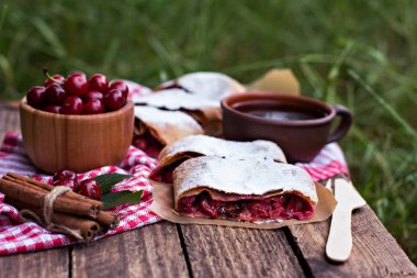 Bir kiraz ile meyveli turta. Vişneli tart.